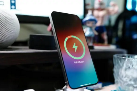 红山街道苹果15换屏服务分享用什么充电器给iPhone15充电更好 